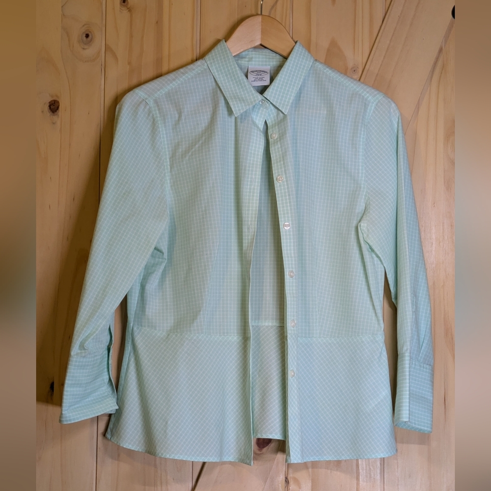 Brooks Brothers Green Casual Button Down Shirt Crisp Fabric